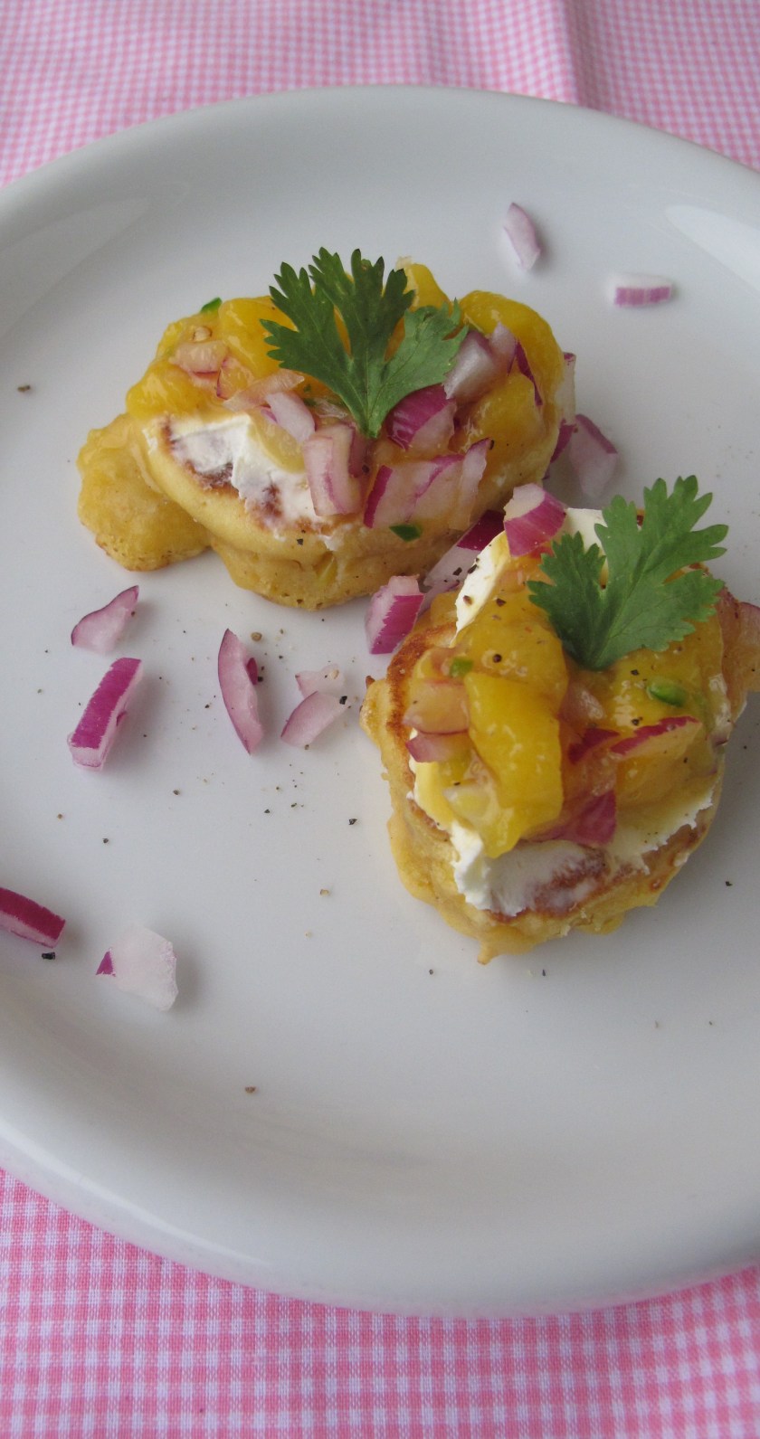 Maisküchlein mit Mangosalsa