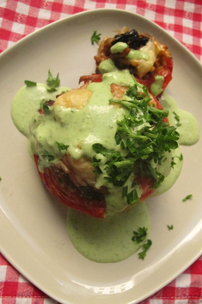 Gratiniertes Gemüse mit grüner Tahinasauce