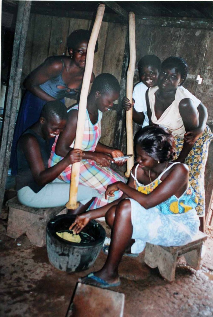 in der Küche: stampfen von Kochbanane und Yams