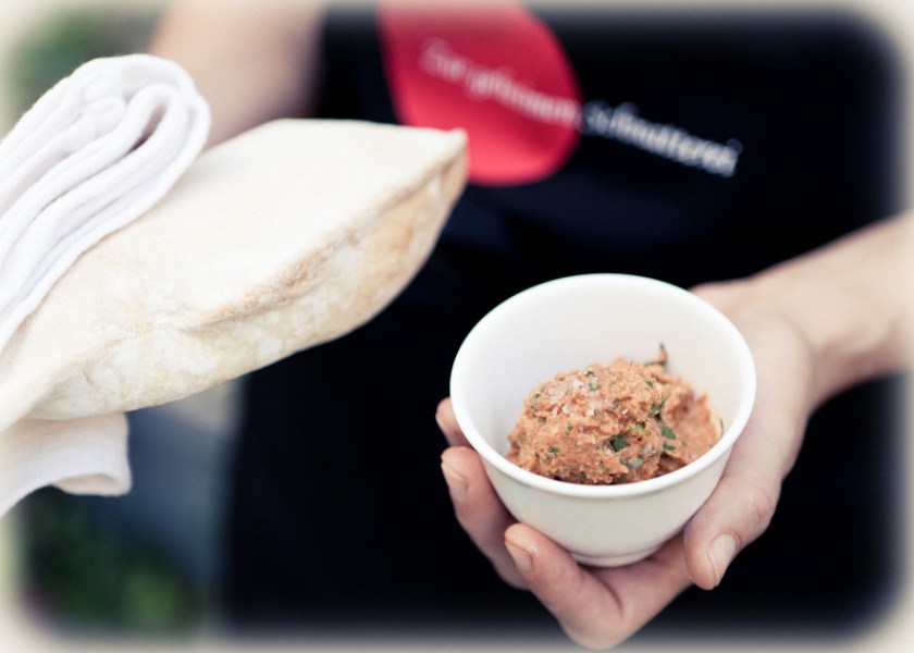 Dip von gegrillten Paprik und gerösteten Walnüssen