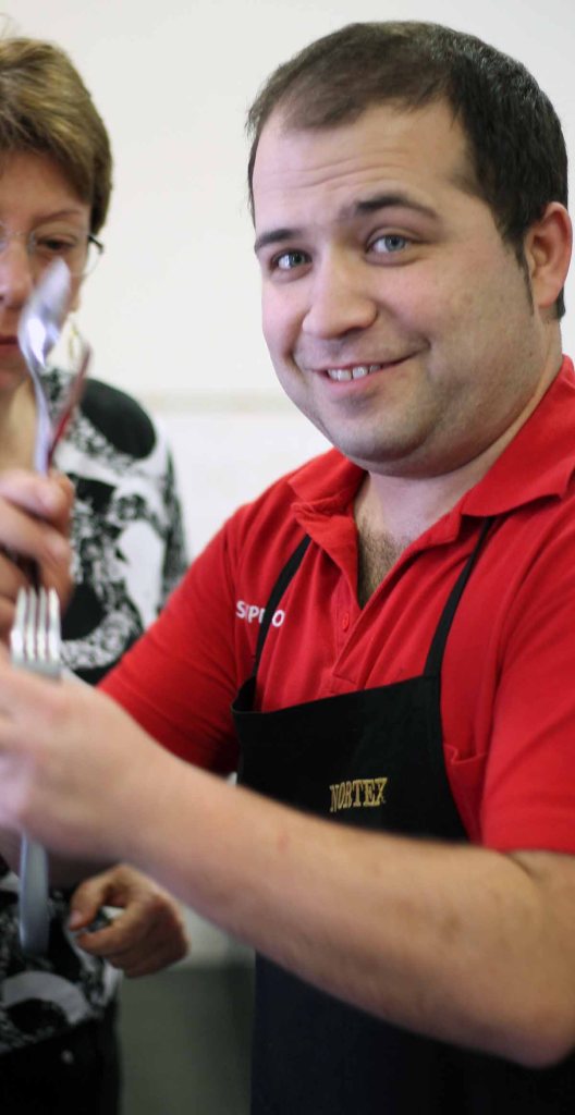 Felix erklärt das Besteck auf Portugiesisch