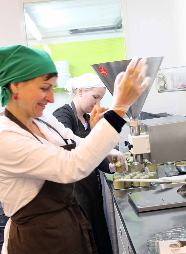 Teamwork mit Sonja beim Abfüllen. Heikle Angelegenheit!