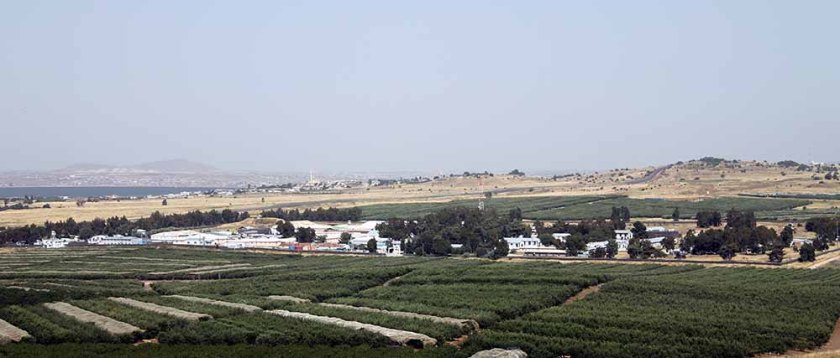 ein Blick zum nächsten Kibbuz in Richtung Syrien