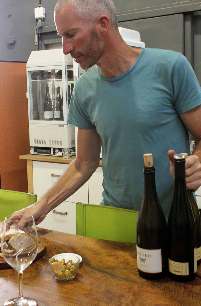 Tal beim Weinöffnen