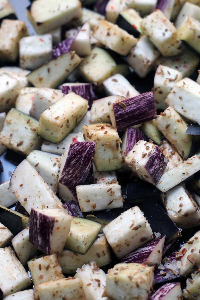 geschnipselte Melanzani gewürzt