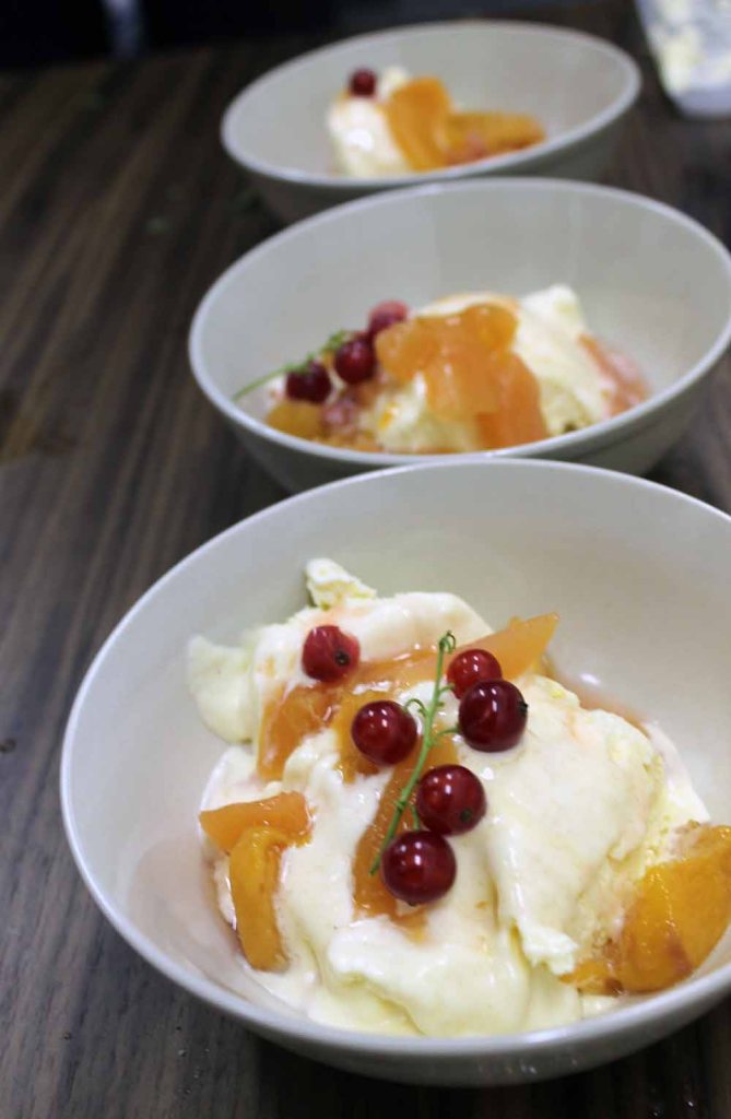 Honigsemifreddo mit Pfirsich-Marillen-Kompott