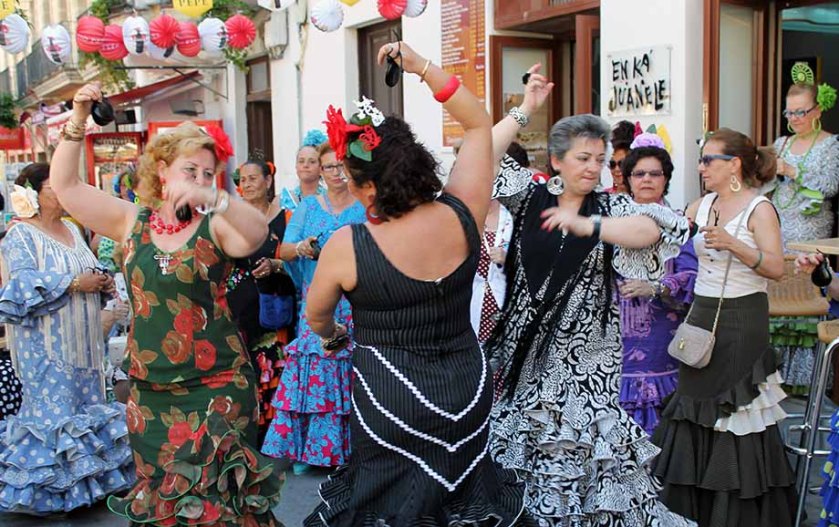 im Stadtzentrum von Jerez tanzen die Damen schon vor dem Mittagessen lautstark ihre Runden.