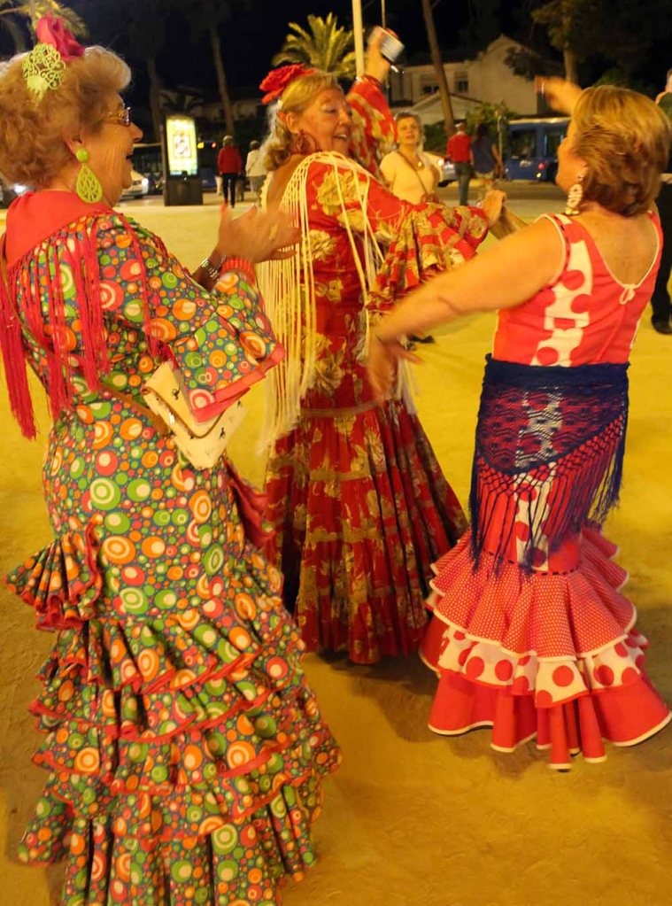 man merkt es am Licht, oder? Die Damen tanzen kurz mal auf der Straße spät nach Mitternacht.