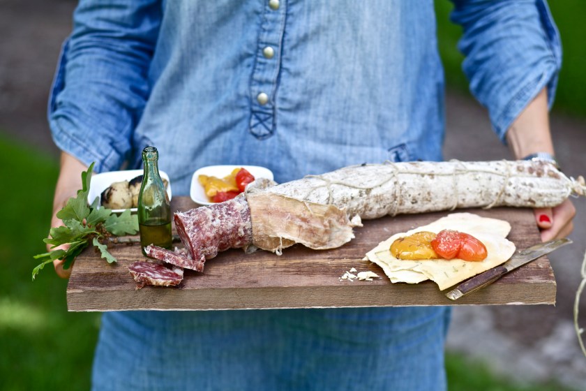 ich beim Tragen der Jausenplatte in Weimar (weil ohne Kopf... darum sage ich es dazu)