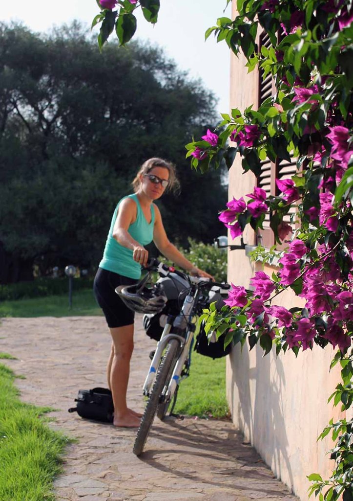 Laschi macht ihr Rad startklar für die Ausfahrt