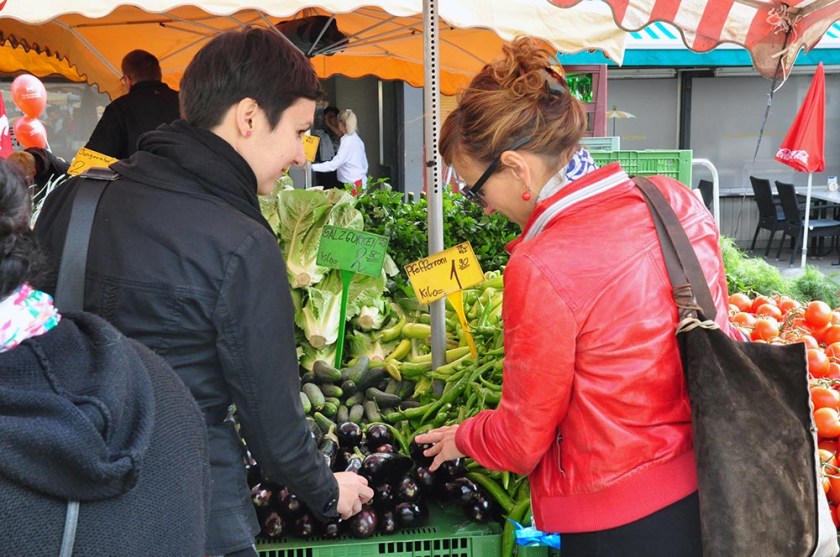 Elisabeth Buchinger und ich auf einer unserer Markttouren