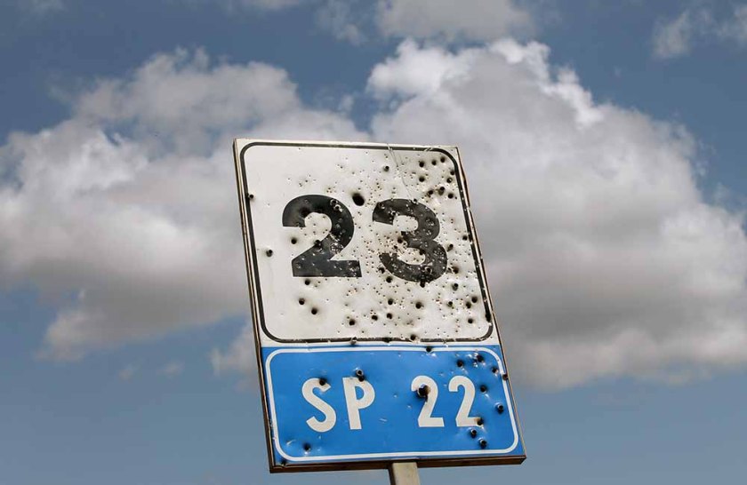 durchlöcherte Straßenschilder gibt es überall