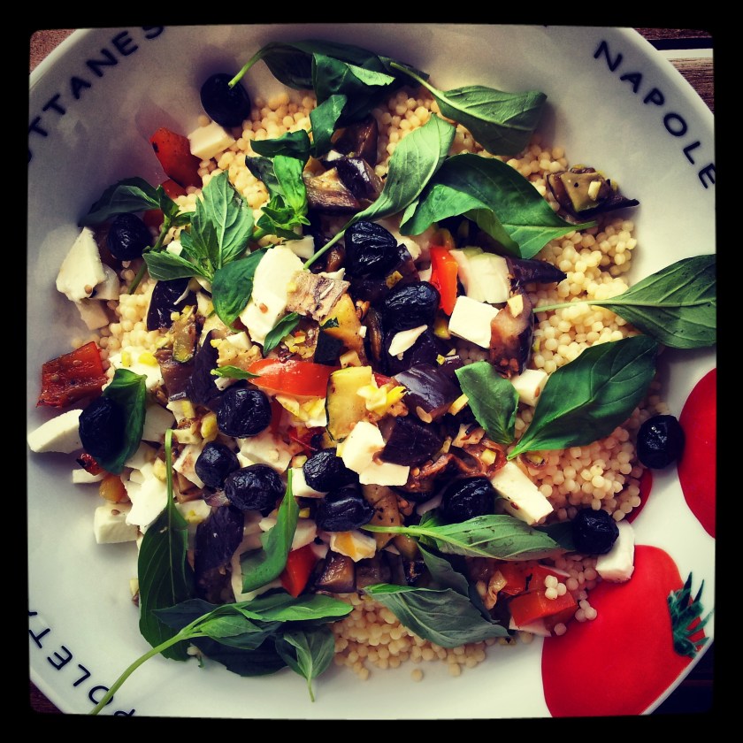 Fregola-Salat mit gegerilltem Gemüse