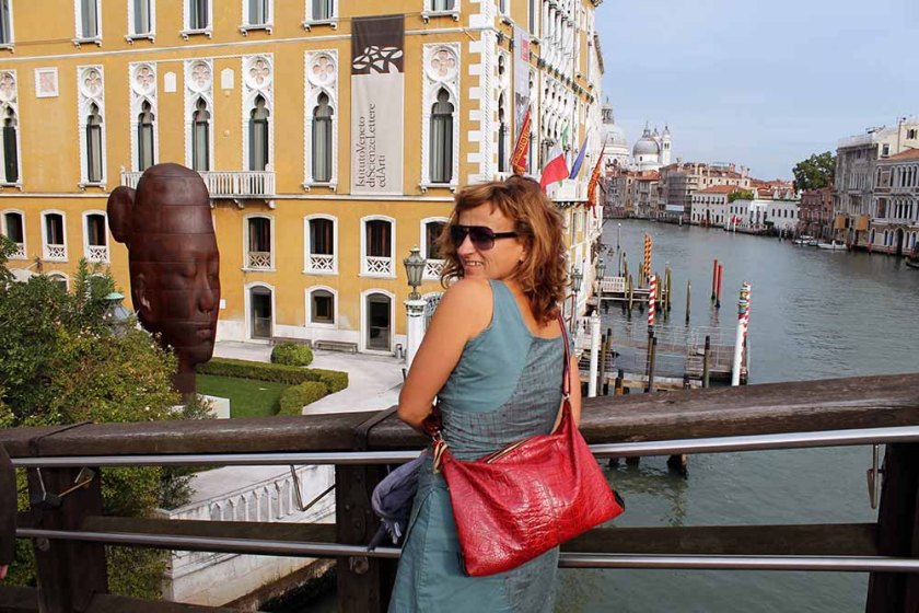 mit schöner Aussicht auf der Accademia Brücke