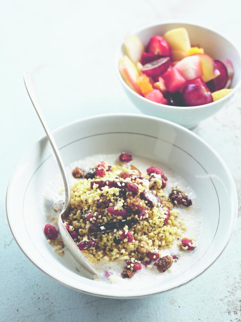 Hirsefrühstück mit Gojibeeren, Datteln und Obstsalat, Fotografie Oliver Brachat