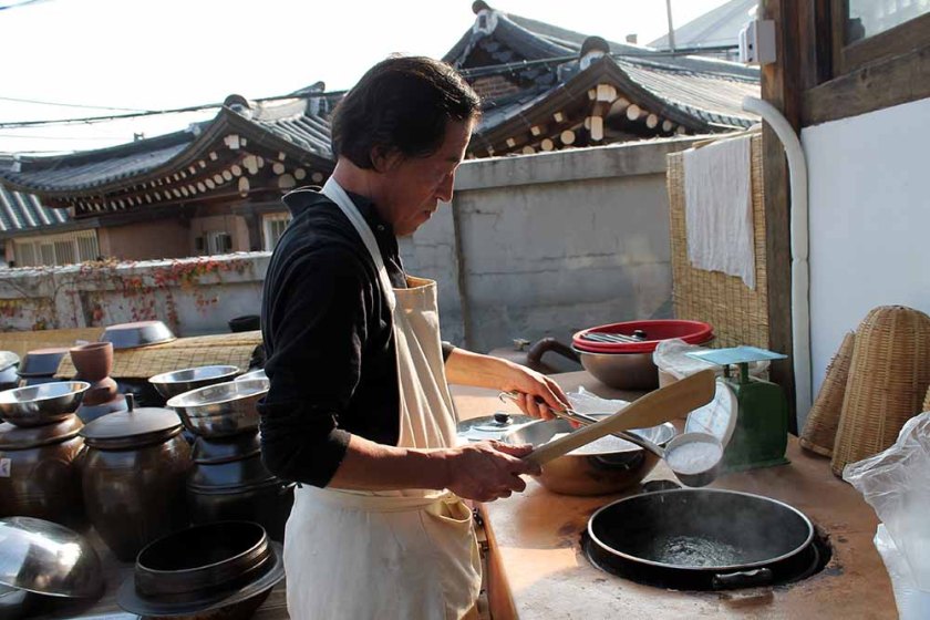 1. Schritt: Gemahlener Reis wird in  heißem Wasser eingekocht