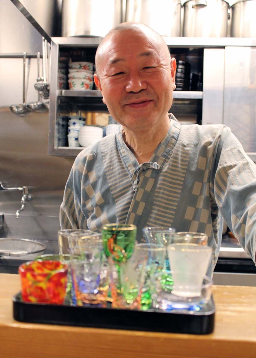 Zu Gast beim Soba-Meister Shimada! Gereicht werden die Sake-Gläser.