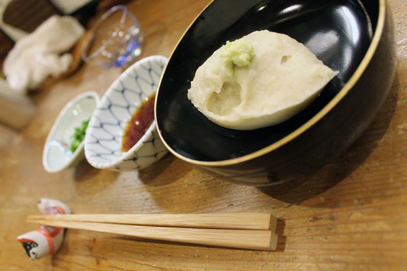 aus dem Wasser wird auch eine Art weiches Nockerl geformt, die wiederum mit Sauce etc. gegessen wird