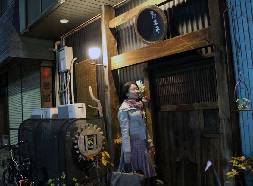 Yoko vor dem unscheinbaren Eingang...