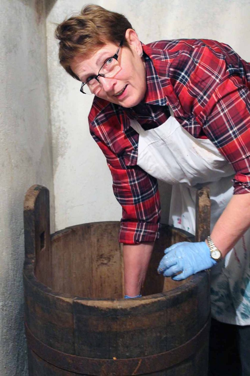 das Fleisch wird in das Holzschaffel gelegt