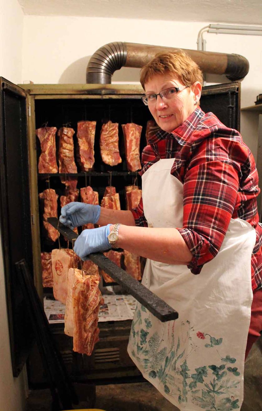 das Fleisch wird aufgehängt