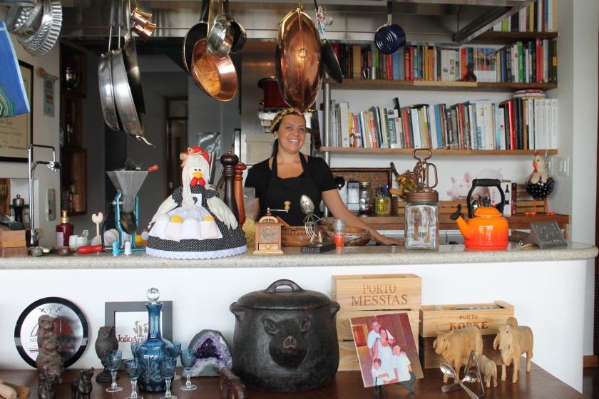 Janaina Rueda kocht in ihrer Wohnung im Edificio Copan für mich