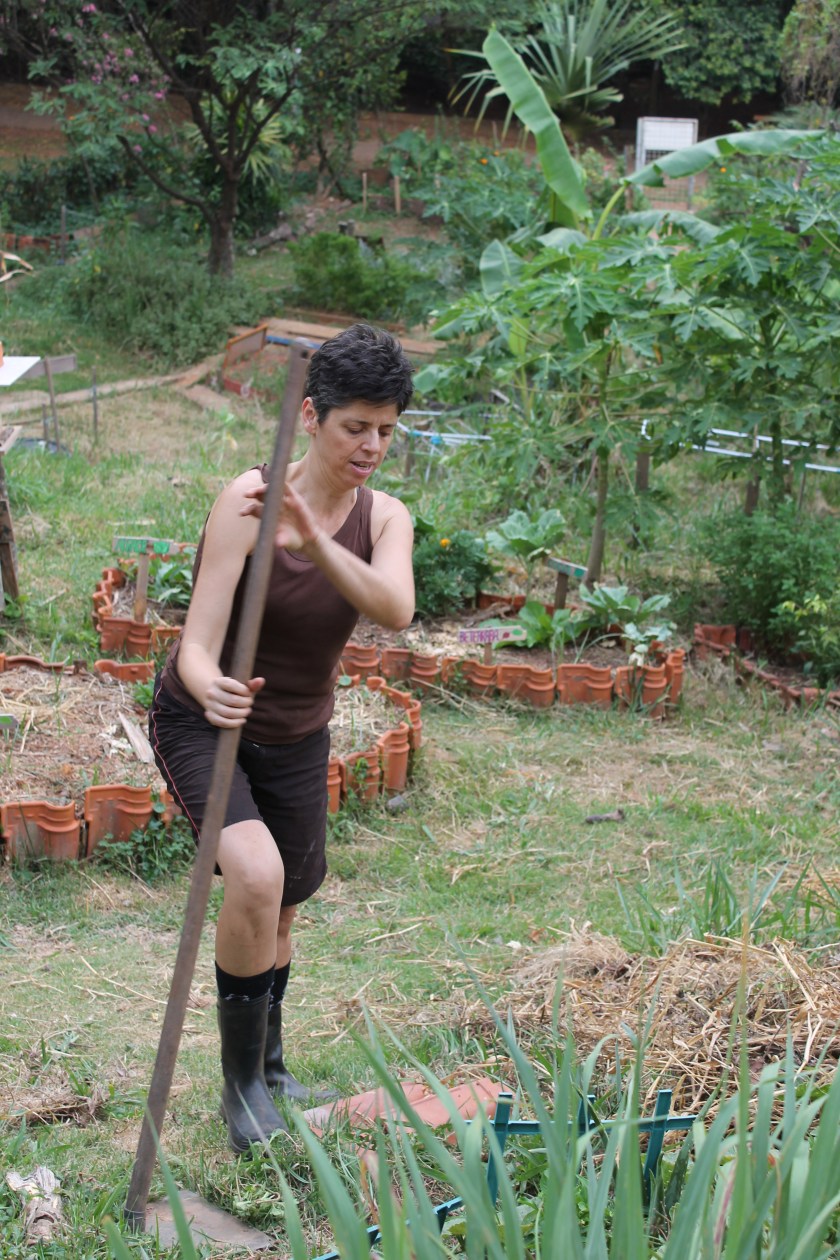 Claudia Visoni gräbt in ihrem City Garden in Sao Paulo 