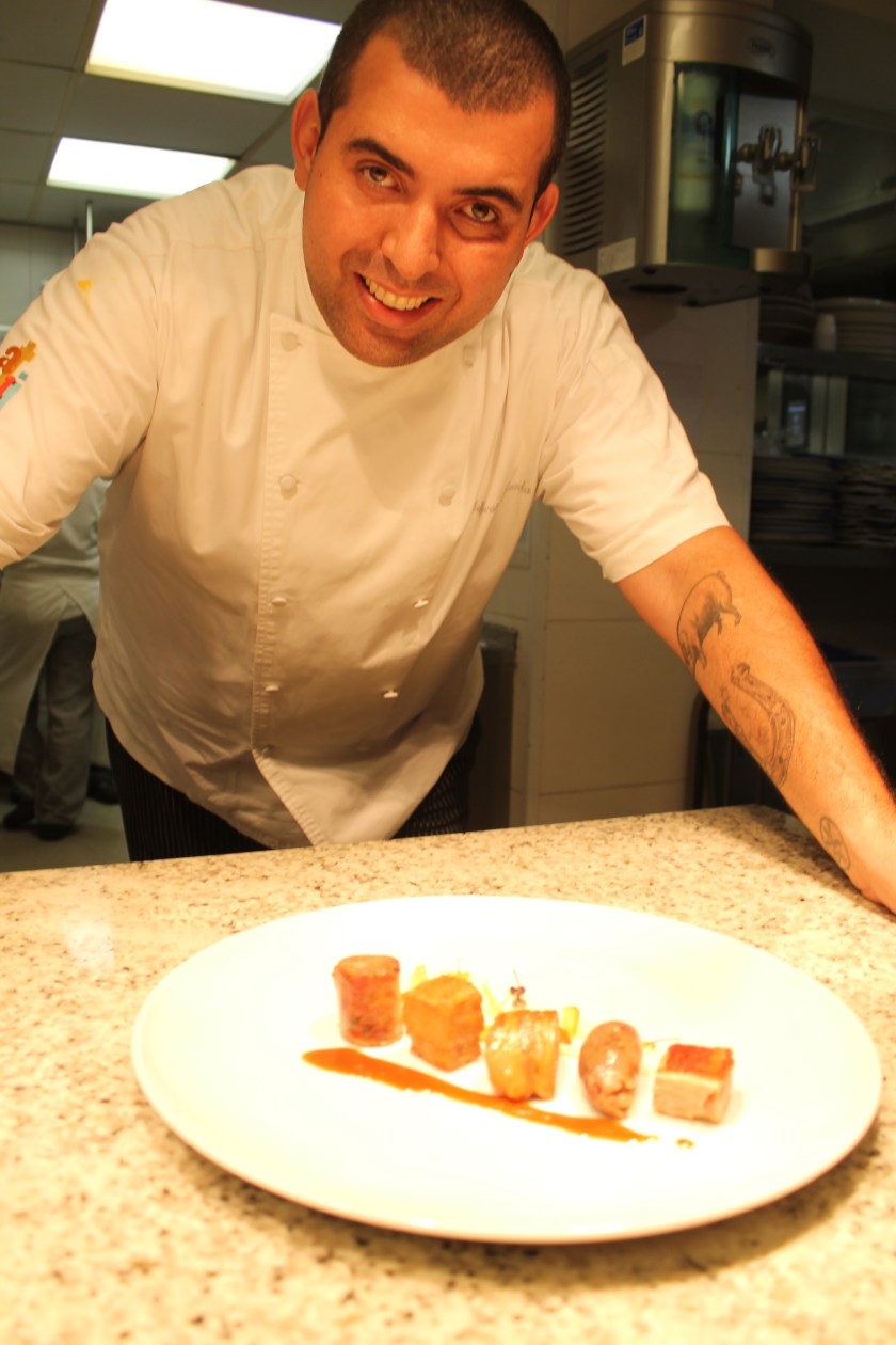 Jefferson Rueda erklärt mir inder Küche im Attimo (Sao Paulo) seine Liebe zum Schwein 