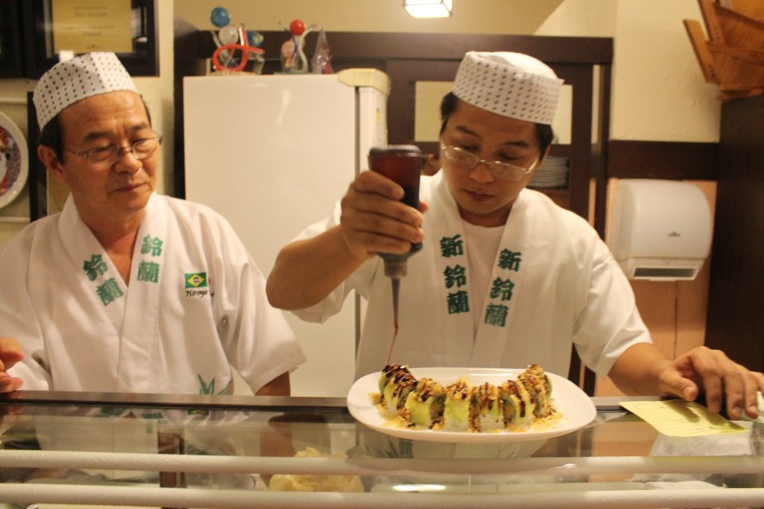 Senior und Junior Takano im japanischen Restaurant Suzuram in Manaus philosophieren über die Verwendung von Amazonasfisch 