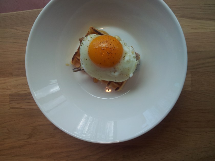 Bio-Ente mit Ei und Waffel