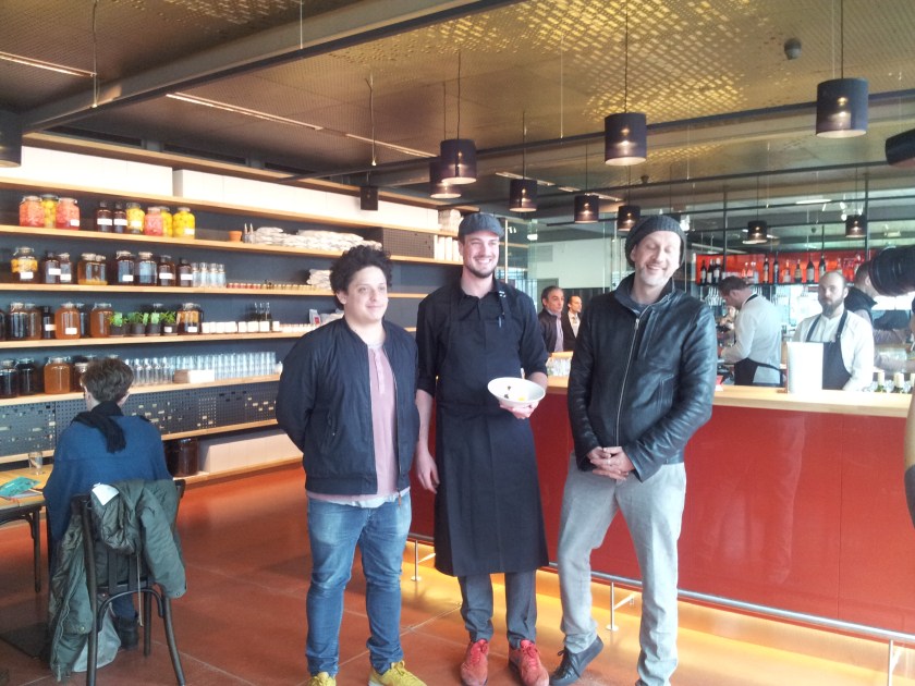 Das Heuer-Team vor der Bar