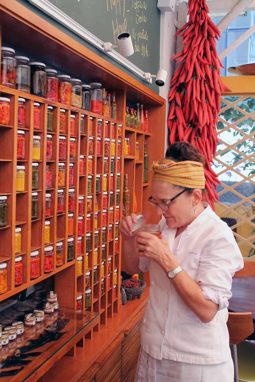 Mara Salles vor ihrer Chili-Bibliothek