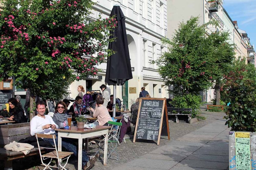 In Berlin lässt es sich gut aushalten: viele Cafés, breite Gehsteige und lauschige Gastgärten