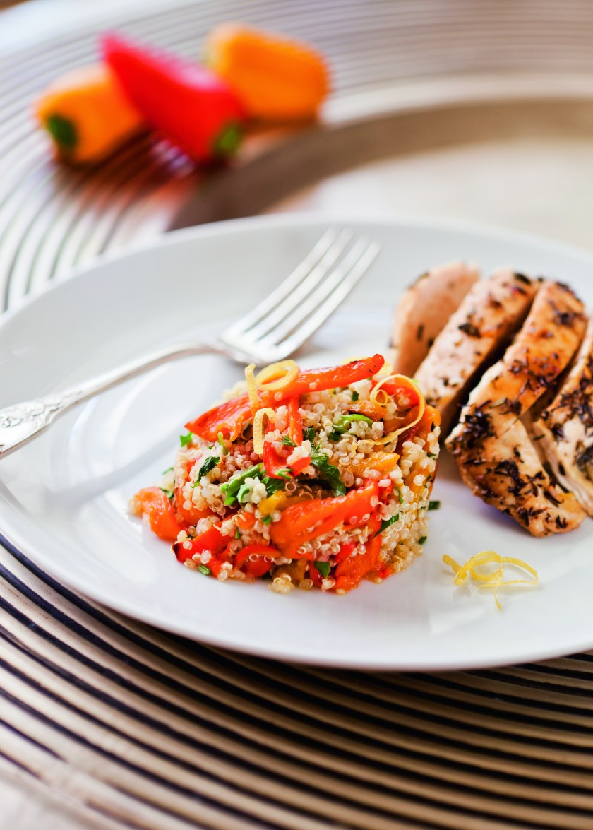 Quinoa-Salat mit gegrillten Paprika