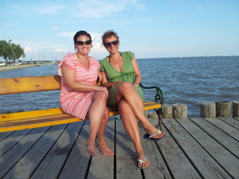 Junge Zeltfans am Meer