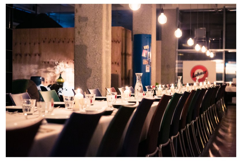 eine lange Tafel wartete auf unserer Gäste, die sich mit uns auf eine kulinarische Gruppenreise begab...