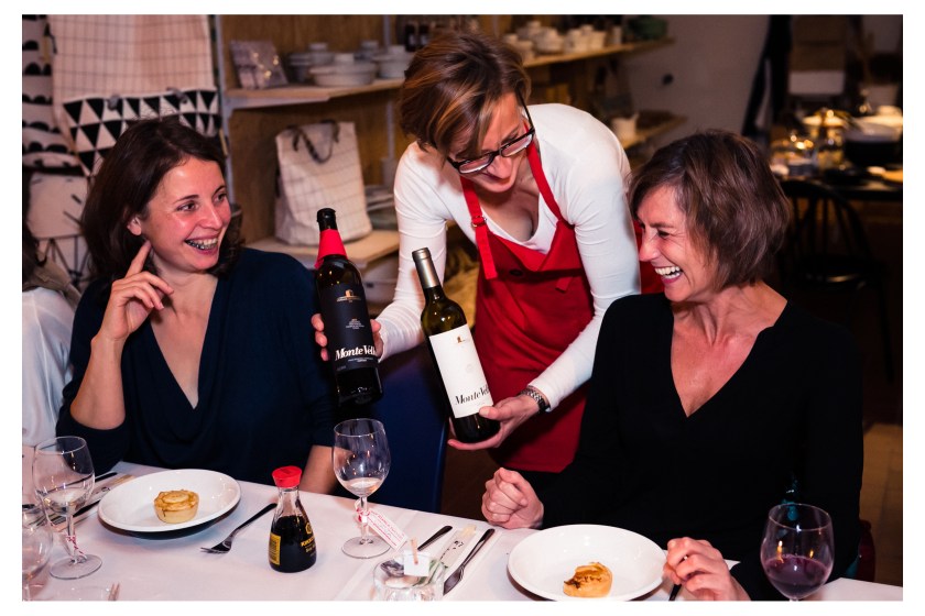 Birgit serviert charmant Wein 