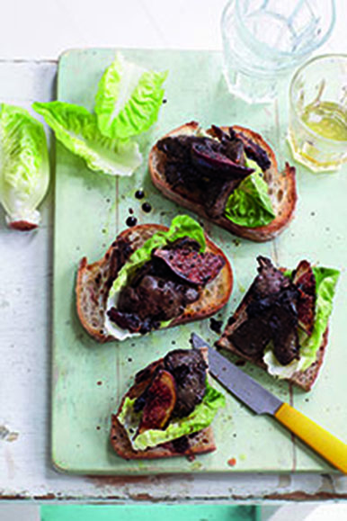 Saftige Hühnerleber auf Toast © Lisa Linder / Edition Fackelträger