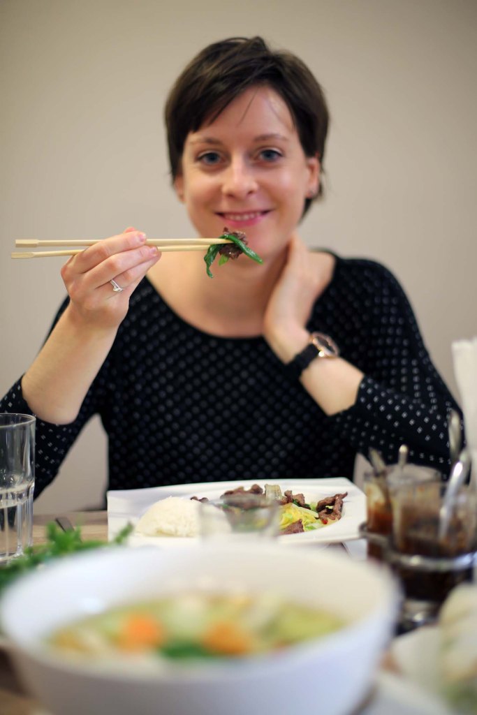 Sarah glücklich mit ihrer Hauptspeise 