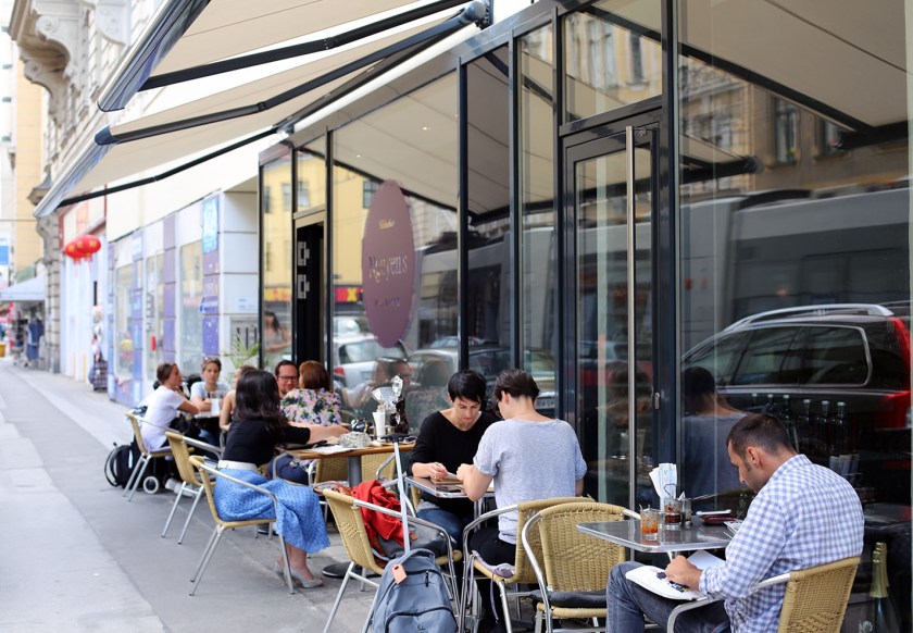 ein kleiner Schanigarten in der Lerchenfelderstraße 