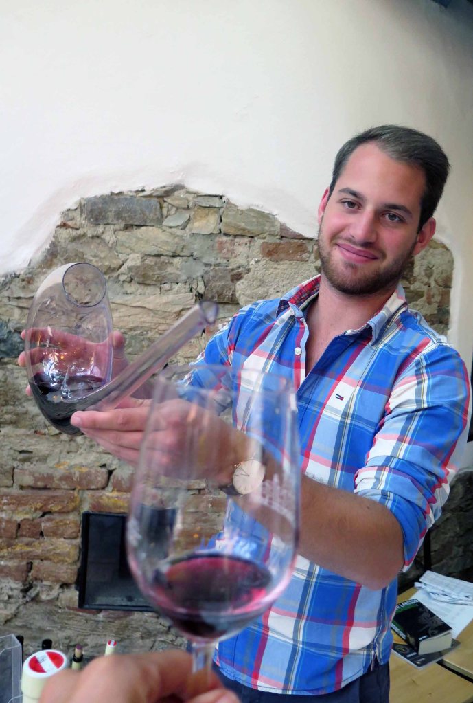 Josef Aichinger jr. beim Einschenken des Cuvée CMZ