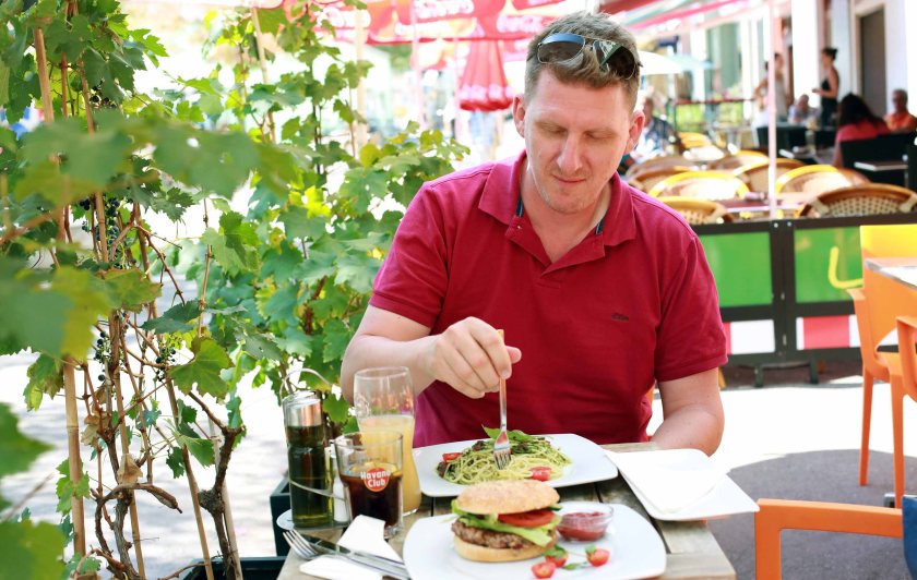 Veganer Burger noch in Form... bevor er zwischen den Fingern zerfällt
