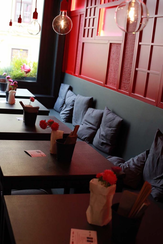 Überschaubare Größe in der Chinabar an der Wien mit kuscheligen Bänken