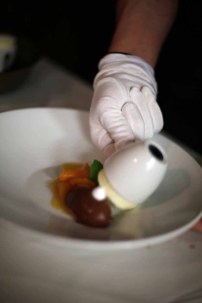 Die Nachspeise vom Küchenchef persönlich serviert 
