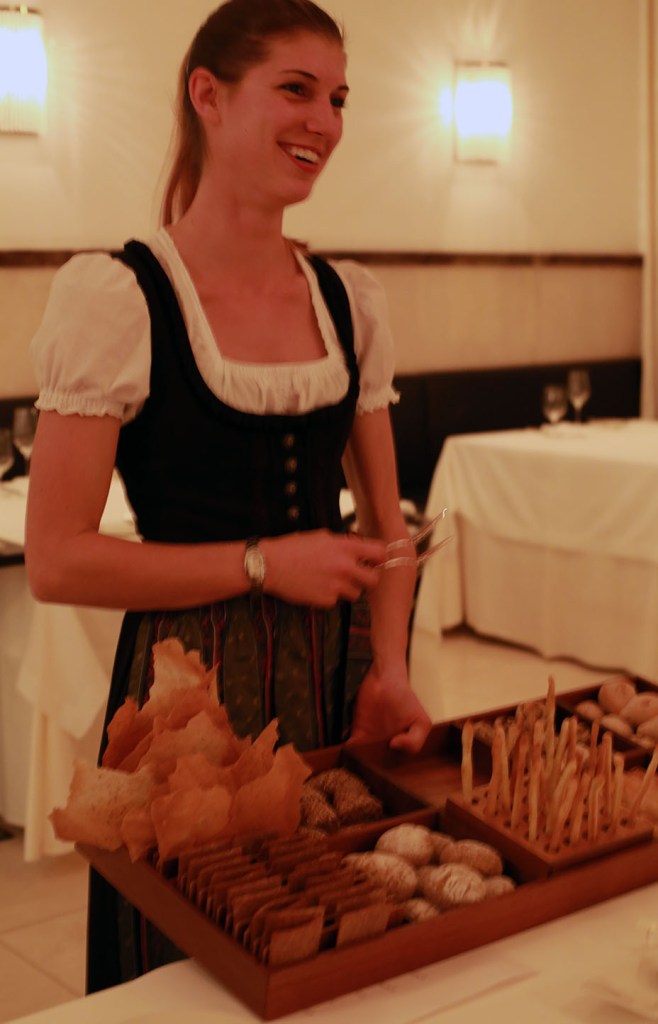 ohne Dirndlkleid und Lächeln geht im Projekt Spielberg gar nichts